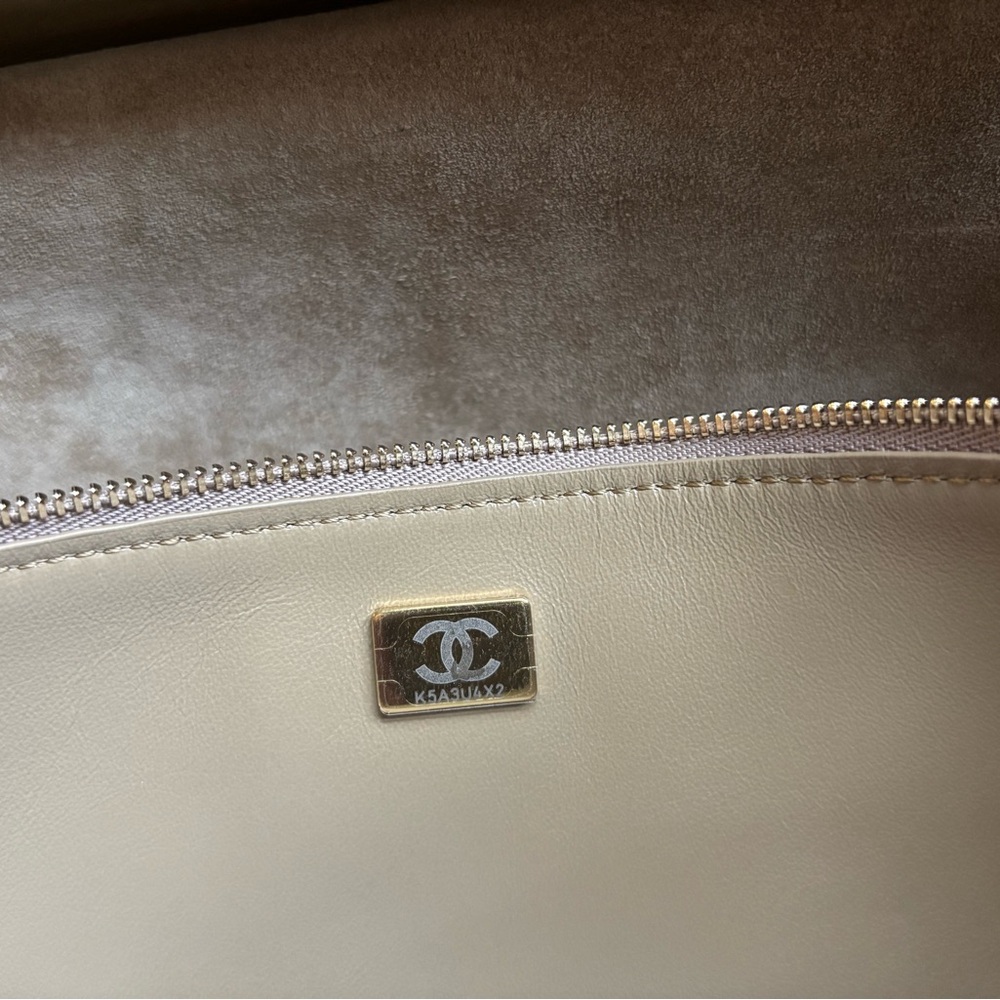 CHANEL maxi flap suede 2026 NEW - Picture 9 of 16